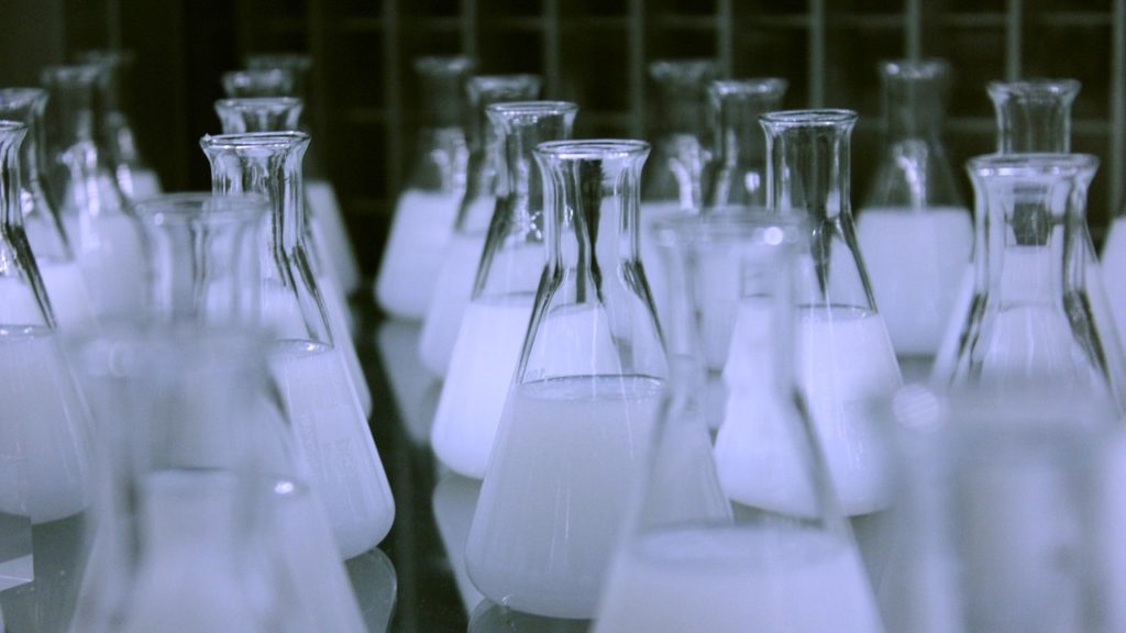 アンモニアはなぜアルカリ性を示すのか?